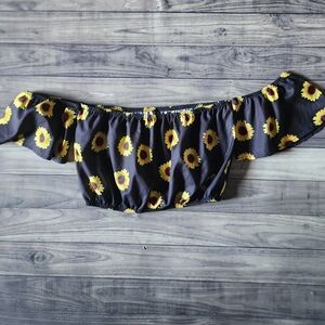 Off shoulder sunflower crop top